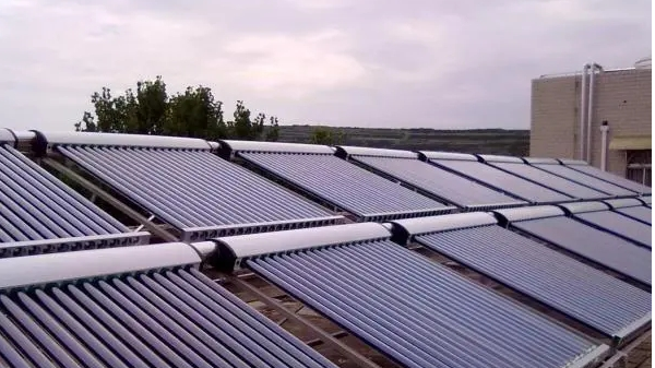 Calentador de agua solar montado en el techo de 300 litros con tubo de calor