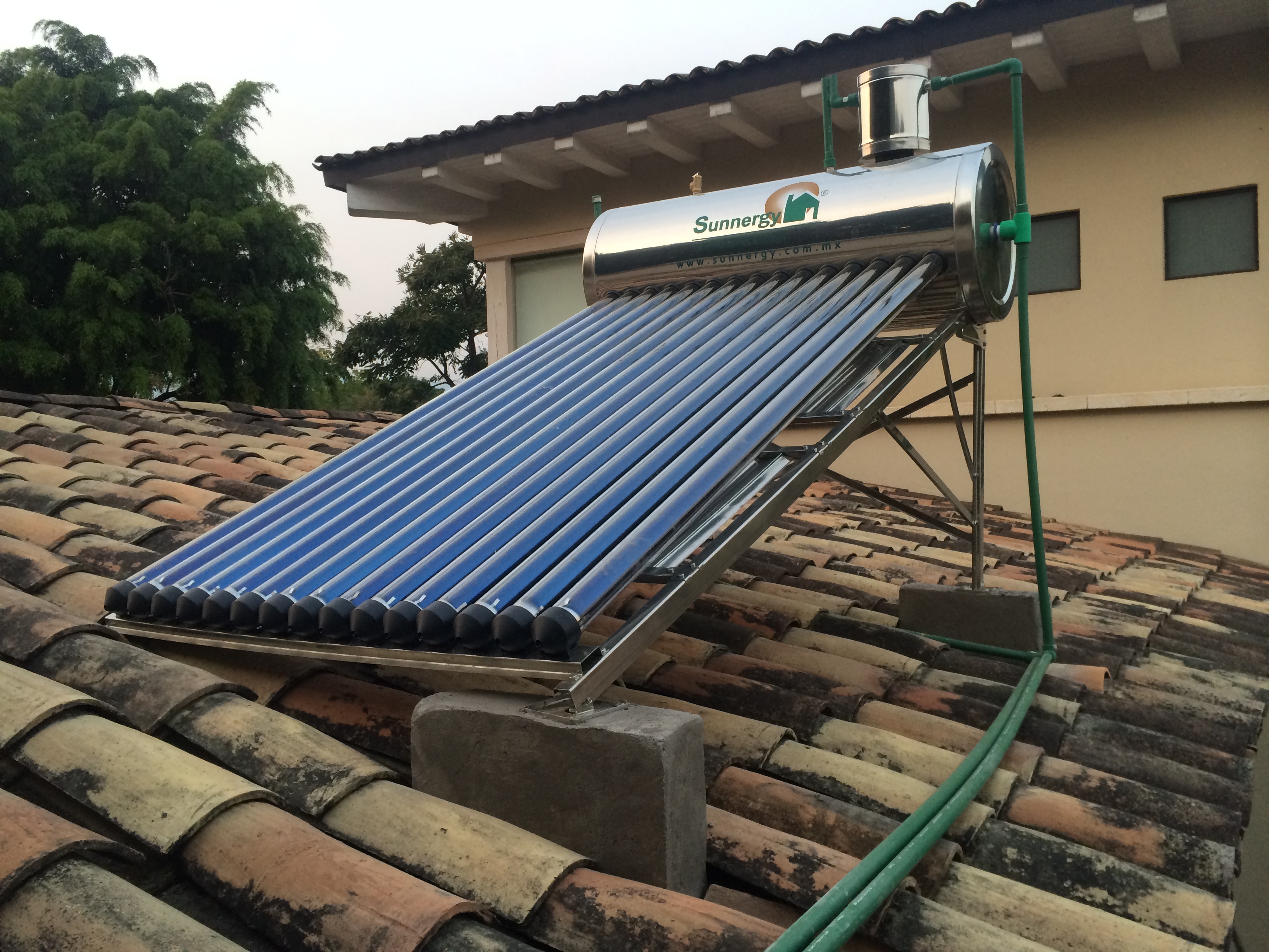 Calentador de agua solar de tubo de vacío de alta presión compacto 100-300L